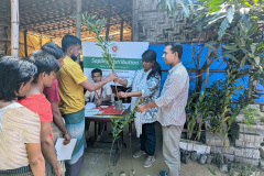 HHs-received-sapling-in-the-Camp-area