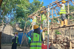 Rohingya-Refugee-consturcting-shelter-in-the-camp-area