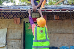 Rohingya-Refugee-repairing-shelter