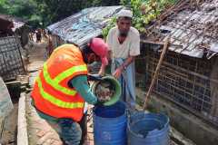 WASH-Volunteer-collecting-HHs-level-waste